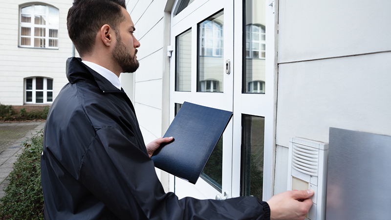 gerechtsdeurwaarder aan de deur